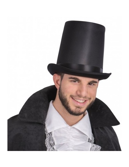 Cilindro nero elegante in raso indossato da uomo con camicia bianca per costume da gentiluomo