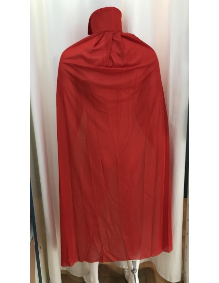 Mantello rosso lungo con colletto su manichino per costumi e travestimenti Halloween
