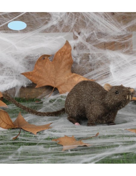 Ratto finto realistico grigio scuro tra foglie autunnali e ragnatele per decorazioni Halloween horror