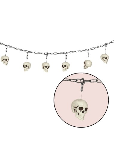 Catena decorativa Halloween con teschi bianchi pendenti su sfondo bianco per feste horror