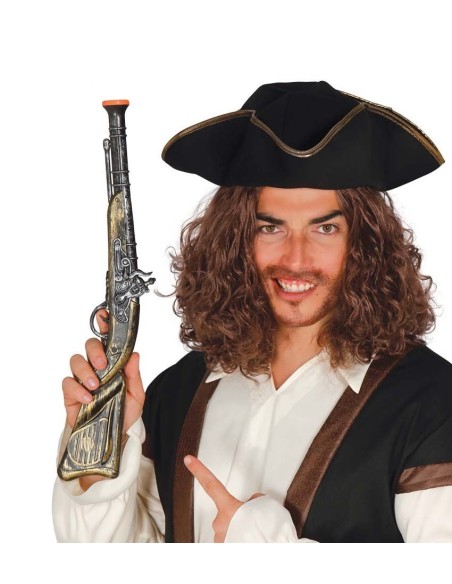 Archibugio pirata decorato con uomo in costume da bucaniere con tricorno e camicia bianca
