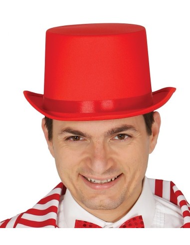 Cilindro rosso con fascia rossa indossato da uomo sorridente con camicia a righe rosse e bianche