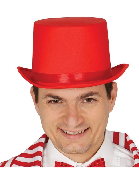 Cilindro rosso con fascia rossa indossato da uomo sorridente con camicia a righe rosse e bianche